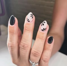 Checkered Nail Designs Short, Black Nail Designs Heart, Simple Gel Nail Designs Fall, Halloween Nails Simple Black, Short Oval Fall Nails, Scandinavian Nails, Black Short Nail Designs, Fall Inspired Nails Short, Nail Art Trendy