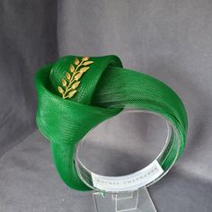 Beau fascinateur vert avec noeuds et détails en feuille d'or pour une touche de luxe supplémentaire. Forêt, nuance vert foncé. Parfait pour les invités d'un mariage, la mère de la mariée ou du marié, les jours de course, les occasions spéciales, les journées des dames, les fêtes et les événements. Egalement disponible en finition feuille d'argent (voir fiche séparée) C'est l'un de mes modèles à 6 couches qui offre une palette de couleurs plus vives et plus vives et est moins opaque que la plupar Wedding Guest Accessories, Green Fascinator, Bride Hat, Millinery Hats, Race Day, Ribbon Colors, Blouse Patterns, African Clothing, Jewelry Tutorials