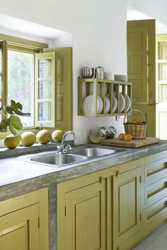 75 Small Kitchen Design Ideas That Get a Chef’s Kiss Green Kitchen Designs, Model Dapur, Yellow Cabinets, Rustic Country Kitchens, Simple Kitchen Design, Tree Cottage, Green Cottage, Pear Blossom, Decor Ikea