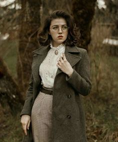 Overcoat Outfit, Core Dresses, Look Academia, Academia Look, Dark Academia Look, Cottage Core Dresses, Aesthetic Female, Librarian Style, Female Gaze