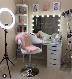 Beauty Parlor Room Ideas, Beauty Parlor Interior, Parlor Room Ideas, Beauty Studio Ideas, Desk For Girls Room, Salon Desk, Salon Suite Decor, Makeup Dresser