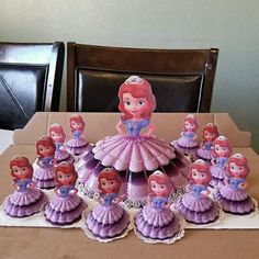 there are many little princesses on the table