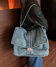 Experience the sophistication and exclusivity of our all-new 2024 Light Blue Denim Shoulder Bag, featuring a large capacity and elegant chain design. GG078 is the perfect blend of luxury and practicality, making it a must-have in your collection.This bag is made of fine denim fabric.Measurement: 22cm/8.58" * 32cm/12.48" * 12cm/4.68"Inside pockets.