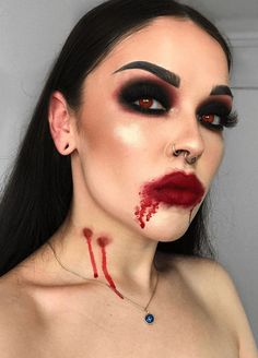 Maquiagem de Halloween em 2021 Quick Halloween Costumes For Women, Halloween Costumes Women Scary, Pelottava Halloween, Vampire Makeup Halloween, Quick Halloween Costumes, Vampire Halloween Costume