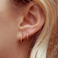 Let's be clear, these Clear Cubic Mini Hoops are to die for! Tag @shopgirlscrew and #girlscrewbabes to show us how you rock these mini treasures. 18k gold plated, 18k rose gold plated, or rhodium plated over brass Cubic zirconia stones 12mm hoop diamater Available in other stone colors Second Stud, 2nd Piercing, 2nd Ear Piercing, Second Ear Piercing, Minimal Hoop Earrings, Double Stud Earrings, Double Ear Piercings, Piercings Ideas, Ear Piercing Ideas