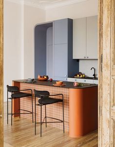 Bauhaus Kitchen, Terracotta And Blue, Bauhaus Interior, Decor Salon, Kitchen Design Inspiration, Orange Interior, Elle Decoration, Blue Kitchens, Interior Photography