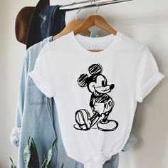 Disney Clothes For Women, Mickey Sketch, Sketch Disney, Ropa Upcycling, Disneyland Shirt, Gifts For Disney Lovers, Disney Shirt Ideas, Disney Apparel, Disney Fits