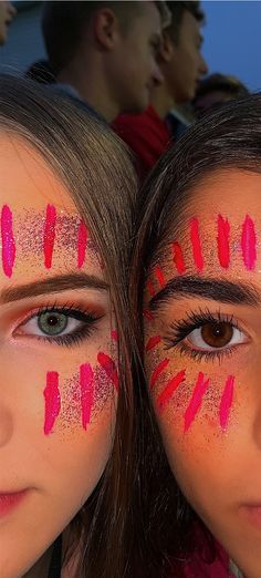 Pink Football Game, School Spirit Face Paint, Football Face Paint, Football Makeup, Football Season Outfits, Football Game Outfit Highschool, Spirit Posters, Spirit Day Ideas, Carnaval Make-up