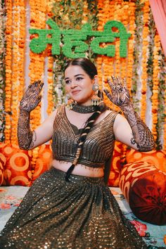 Mehdi Pose, Haldi Shoot Poses, Mehndi Portrait, Mehandi Pic, Mehandi Pose, Mehandi Shoot