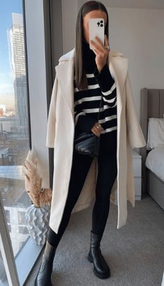 winter outfits 2025 Minimal Woman Outfit, Beige Coat Outfit, Autumnal Style, Usa Outfits, Wool Coat Outfit, Striped Sweater Outfit, Fall Fashion Staples