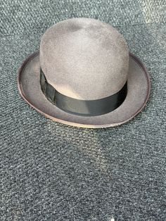 Sophisticated top hat, Excellent condition Formal Brown Brimmed Hat, Brown Formal Hat With Short Brim, Curved Brim Derby Hat For Winter, Curved Brim Hats For Winter Derby, Winter Derby Hats With Curved Brim, Wide Brim Hats For Winter Derby, Winter Derby Fedora Hat, Fitted Short Brim Hat For Derby, Wide Brim Winter Derby Hats