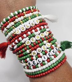 Preppy Christmas Clay Bead Bracelets, Merry Christmas Bracelet, Christmas Jewelry Diy Bracelets, Bead Friendship Bracelet Ideas, Christmas Bead Bracelet Ideas, Handmade Christmas Jewelry, Christmas Bracelets Ideas