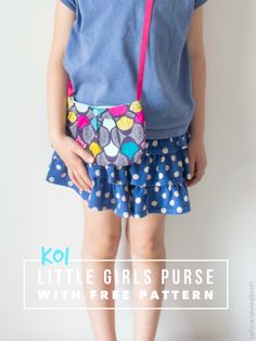 like the blues of this outfit. pop of color with her little purse. Sewing Purses Patterns Free, Diy Purse Making, Purses Patterns, Diy Bags No Sew, Childrens Purses, Purse Patterns Free, Baby Crafts Diy, Purse Sewing Patterns, Kids Purse