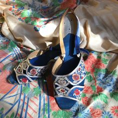 1920s French mules in the typical Japanese Art Deco style  Blue silk with touch of silver leather and embroidered peonies  Lined with leather  Size 36,5  Measurements : 23,5 cm long / 8,2 in 6 cm heels / 2,3 in 7 cm wide / 2,7 in  In good condition but it is preferable to buy them to display or wear very carefully Japanese Art Deco, Kimono Japanese, Clogs And Mules, Flapper Girl, Leather Slippers, Star Shirt, Clogs Shoes, Mules Shoes, Art Deco Fashion