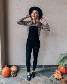 Tuesday Trend: How to Style Overalls | It's All Chic to Me | Houston Fashion Blogger | Style Blog Cute Black Overall Outfits, Style Black Overalls, Overall Outfits Fall, Styling Overalls, Fall Overalls, Overall Outfits, Fall Outfits For Women, Style Overalls, Overall Outfit