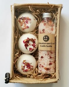 Rose Bath Salts, Gifts For Gardeners, Săpunuri Handmade, Soya Mumu, Rose Bath, Gift Box Design, Homemade Bath Products, Treat Gift, Soap Packaging