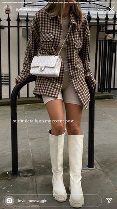 White Boots Outfit, Outfit Botas, Boots Outfits, Overalls Outfit, Winter Fashion Outfits Casual, Beige Outfit, Paris Outfits, Classy Casual Outfits, White Boots