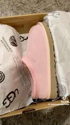 List Aesthetic, Cute Uggs, Pretty Sneakers, Pink Uggs, Trendy Shoes Sneakers, Preppy Shoes, Pretty Shoes Sneakers, Shoes Outfit Fashion, Shoe Wishlist