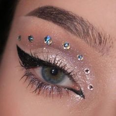 21st Birthday Makeup Ideas, Primer Revlon, New Year Makeup Ideas, New Years Makeup Ideas, Makeup New Year, Nye Glam, New Years Makeup, New Year Makeup, Makeup Euphoria