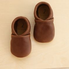 These brown leather gender-neutral baby slip-on shoes can be dressed up or down! They're the perfect neutral shoe for all your babe's outfuts. Suede soles bend with every move little feet make, and the elastic around the ankles keeps them on securely and comfortably.  This brown leather will patina with wear, adding to the beauty of the shoes and serving as a reminder of memories made.  Size 4 and over comes with a 2mm flexible rubber sole added on. Baby Moccs, Spring And Summer Outfits, Neutral Shoes, Leather Baby Shoes, Unique Baby Gifts, Leather Baby, Neutral Baby, Distressed Leather