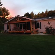 a house that is sitting in the grass