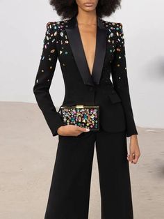 Le costume pantalon blazer Strass Diamonds pour femme est un tailleur pantalon de smoking sophistiqué et élégant qui rehaussera n'importe quelle tenue et vous permettra de vous démarquer dans la foule. Les détails perlés uniques ajoutent une touche de glamour et d'éclat, faisant de ce costume un incontournable pour toute femme avant-gardiste. Élevez votre style et démarquez-vous dans la foule avec ce tailleur pantalon sophistiqué et élégant pour femme . Les détails en perles uniques ajoutent une Outfit Recital, Maria Dance, Embroidery Swatches, Suits Unique, Rhinestones Designs, Custom Blazer, Skirt And Top Sets, Rainbow Jacket, Beaded Blazer