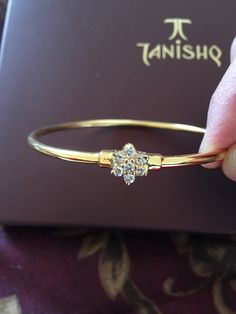 Loha Bandhano, Diamond Kangan, Antique Gold Bracelet, Gold Bracelet Simple, Diamond Bangles, Gold Bangle Set, Pretty Jewelry Necklaces, Real Gold Jewelry