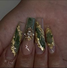 Cute Nails Dark Green, Jade Green Nails Acrylic Design, Green And Gold Nail Inspo Acrylic, Emerald And Pink Nails, Jhene Aiko Concert Nail Ideas, Quinceanera Nails Green And Gold, Quince Nails Emerald Green And Gold, Prom Nails Gold And Green, Nail Green And Gold