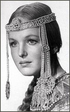 Russian Actress, Jewelled Headpiece, King And Queen Crowns, Russian Culture, Theatre Costumes, Russian Folk, Medieval Dress, Stage Costume, Russian Fashion