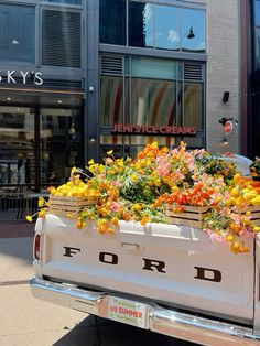 flowers truck bed sunlight Vintage Truck With Flowers, Flowers In Truck, Vintage Flower Truck, Flower Truck Aesthetic, Flower Truck Business, Flower Delivery Van, Flower Trucks, Truck With Flowers, Flower Van