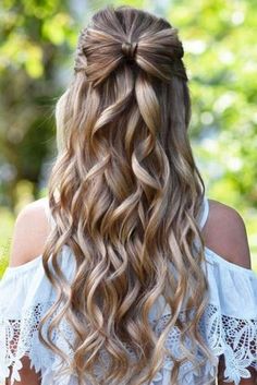 Gold Hair Hairstyles for Valentine's Day Silver Hair Hairstyles for Valentine's Day Ombre Hair Hairstyles for Valentine's Day Cranberry Bites, Formal Hair, Simple Prom Hair, Hairstyle Tutorials, Breitling Watches, Haircut Styles, Prom Hairstyles For Long Hair, School Hairstyles, Natural Hair Styles Easy