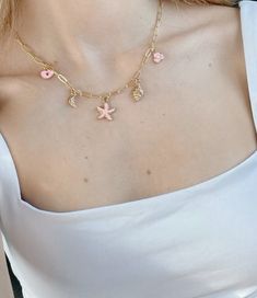 Cute Necklaces Aesthetic, Charm Necklace Ideas, Gold Seashell Necklace, Beach Glam, Charm Necklace Diy, Lover Fashion, Coastal Jewelry, Pretty Jewelry Necklaces