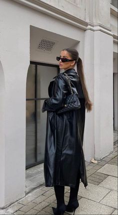 Trench Coat Outfit Winter, Leather Coat Outfit, Black Coat Outfit, Black Leather Jacket Outfit, Winter Coat Outfits, Trench Coat Outfit, Black Leather Coat