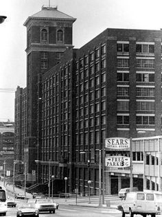 an old black and white photo of the sears building