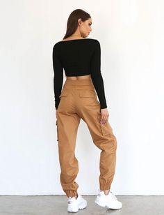 Beige Cargo Pants Outfit, Cargo Pant Outfits, Outfit Ideas Cargo Pants, Cargo Pants Women Outfit, Beige Outfits, Sweat Outfit, Pantalon Boyfriend, Beige Cargo Pants, Denim Cargo Pants