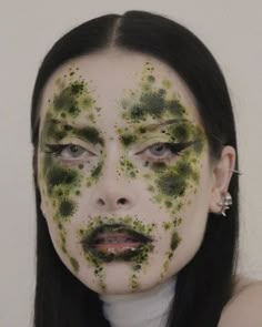 Swamp Monster Makeup, Mold Makeup Look, Sfx Photoshoot, Swamp Makeup, Green Costume Ideas, Nature Inspired Makeup, Goblin Makeup, Neon Green Makeup