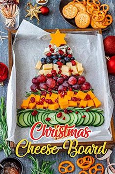 Cuchutery Board Christmas, Christmas Chauctier Board, Christmas Tree Charturie Boards, Christmas Tree Chacutery Boards, Carchurie Boards Christmas, Christmas Chacutery Boards, Christmas Carcurie Board, Friendsmas Party Ideas Food, Charcuterie Board Christmas Tree