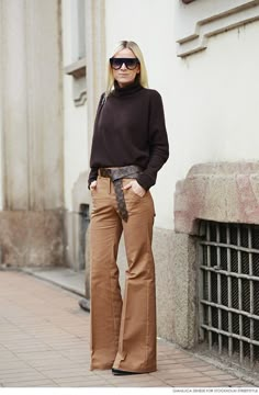 Camel Pants Outfit, Fall Office Outfits, Look Office, Jumpsuit Outfits, Outfit Chic, Trendy Fall Outfits, Brown Pants, Pantalon Large, Looks Chic