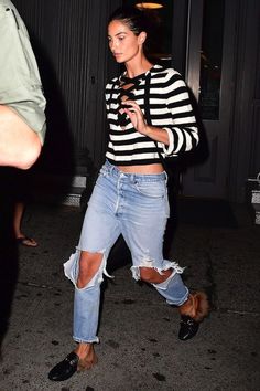 Lily Aldridge Style, Off Duty Model Look, Loafers Outfit, Gucci Loafers, Lily Aldridge, All Jeans, Estilo Chic, Innovative Fashion, Gucci Mules