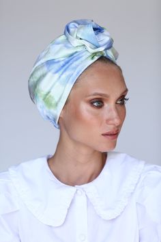 "This Flower turban head wrap in Tai dai print. The Turban is stretchy, light, and comfortable. Amazing collection of: knit headband, knot turban, turban hat, Turban headband, head band, hair accessories, head scarf, turban headwrap, hijab fashion, hair turban, hair bands Rona's turban collection was inspired by the designer's need to cover her hair. Every turban is designed around the desire to cover her hair simply and beautiful. The best part about turbans, is they're meant to be worn \"as is Turban Mode, Turban Fashion, Fashion Turban, Head Turban, Chemo Hats, Turban Cap, Turban Hijab, Hair Turban, Turban Headwrap