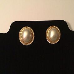 Vtg Carolee Goldtone Pearl Pierced Earrings Pearlcore Fancy Grandma Classic Chic  | eBay Costume Themes, Classic Chic, Beauty And Fashion, Chic Accessories, Pierced Earrings, Vintage Watches, Earings Piercings, Antique Jewelry, Vintage Antiques