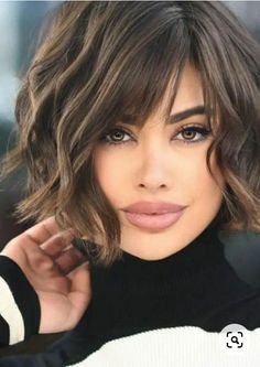 Kort Bob, Chin Length Hair, Bob Haircut With Bangs, Bob Haircut For Fine Hair, Messy Short Hair, Short Layered, Short Hair Over 60, Layered Bob, Haircut For Thick Hair