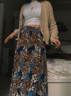 Skirt Outfits Summer Long, Everyday Dresses Fall, Flats With Skirts Outfit, Styling Long Floral Skirt, Fall Skirts Long, Long Skirt Outfits Colorful, Style Inspiration Fall 2023, Long Floral Skirt Aesthetic, Maxi Fitted Skirt