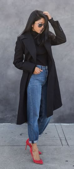 black coat | denim | mom jeans | red pumps | fashion blogger | street style Mom Jeans Heels, Red Pumps Outfit, Red Heels Outfit, Style Mom Jeans, Pumps Outfit, Jeans Heels, Blogger Street Style, Heels Outfits, Red Pumps