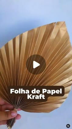 a hand holding a fan with the words foha de papel kraff on it