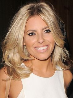 Mollie King Hair, Mid Length Blonde Hair, Rooty Blonde, Haircut Options, Short Locks, Medium Haircut, Haircuts 2024, Long Bobs, Mollie King