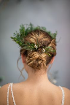 Natural woodland hair comb with pine cones The hair comb is made of preserved and dried material, pine cones  and other arranging materials. Fragile natural material. It can fall off slightly. It's doesn't mean the product is damaged. It won't change the overall look of the product. -Matching bouquet: https://www.etsy.com/uk/listing/1457785850/bridal-natural-bouquet-woodland-bridal?click_key=42e9fba1ba9786069f058bff3697d95139cedec1%3A1457785850&click_sum=a035b480&ga_search_query=woodland&ref=sho Dried Flower Hair Comb Wedding, Forest Fairy Hairstyles, Wedding In Forest, Bridal Hair Flower, Cottagecore Wedding, Natural Bouquet, Accessories For Bride, Wedding Accessories For Bride, Wedding Hairstyles And Makeup