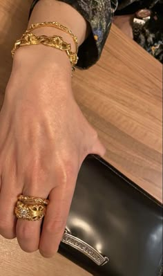 Jewelry Aesthetic Rings, Gold Jewelry Aesthetic, Aesthetic Gold, Aesthetic Rings, Gold Jewellry, Wearing Jewelry, Jewelry Aesthetic, Gold Aesthetic