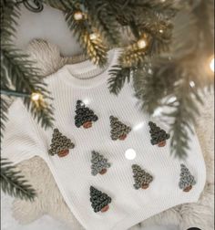 Baby Christmas Gift Ideas Diy, Embroidery For Sweaters, Kids Christmas Sweater Diy, Embroidery Gift For Mom, Embroidering A Sweater, Christmas Sweaters Embroidery, Christmas Knitted Sweater, Embroider Baby Sweater, Christmas Hand Embroidery Sweatshirts