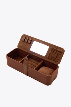 BÉIS 'The Jewelry Case' in Maple - Brown Travel Jewelry Case & Jewelry Organizer Jewelry Case Travel, Style Inspiration Minimalist, Travel Jewelry Organizer, Plastic Water Bottles, Minimalist Accessories, Travel Jewelry Case, Cosmetic Organizer, Winter Gift, Jewelry Organizer